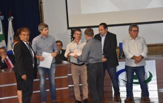  - Foto por 