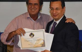  - Foto por 