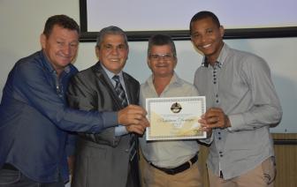  - Foto por 