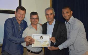  - Foto por 