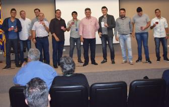  - Foto por 