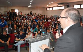  - Foto por 