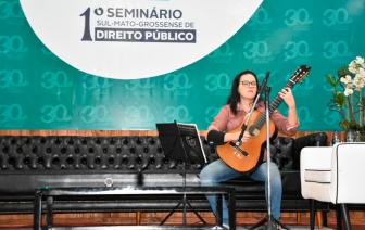  - Foto por 