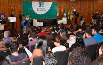  - Foto por 