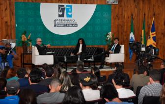  - Foto por 