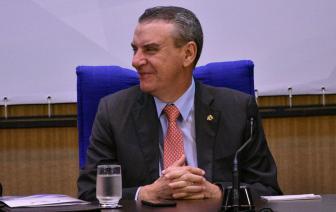  - Foto por 