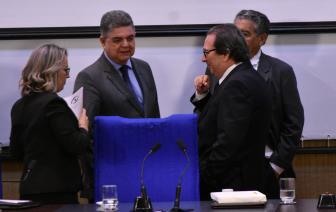  - Foto por 