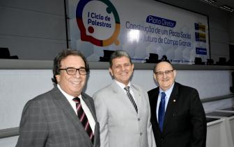  - Foto por 