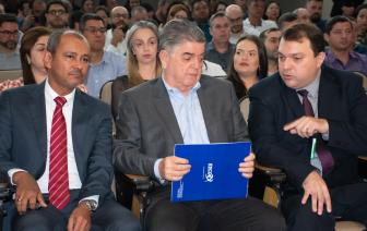  - Foto por 