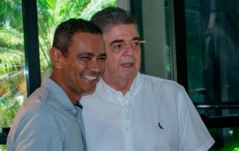  - Foto por 