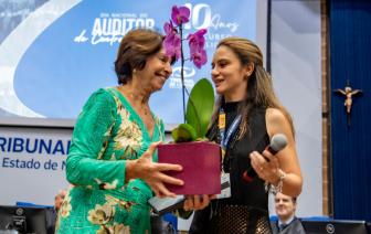  - Foto por 