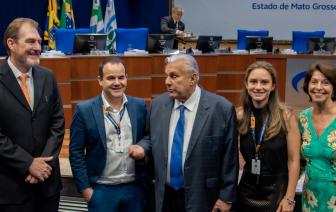  - Foto por 