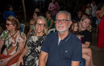  - Foto por 