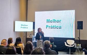 - Foto por 