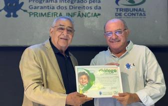  - Foto por 