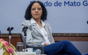  - Foto por 