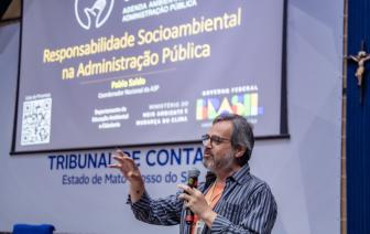  - Foto por 