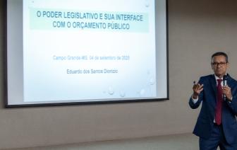  - Foto por 