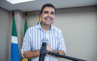 - Foto por 