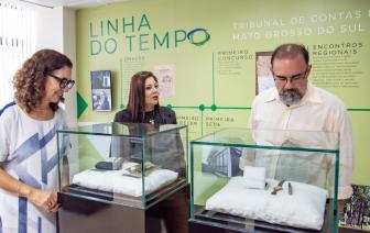  - Foto por 