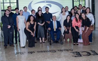  - Foto por 