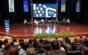  - Foto por 