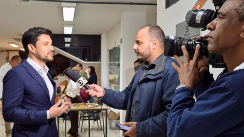 TCE-MS participa do 1º Simpósio do Meio Ambiente em Corumbá e destaca importância da economia circular na gestão pública Com o objetivo de estimular o debate sobre alternativas sustentáveis à lógica de consumo atual, o simpósio reuniu representantes do poder público, especialistas, empresários, educadores, universidades, artesãos e membros da comunidade local. A proposta foi refletir sobre práticas e políticas alinhadas à economia circular, uma abordagem que busca fechar os ciclos produtivos por meio da redução de resíduos, da reciclagem e do redesenho de produtos com foco na sustentabilidade.