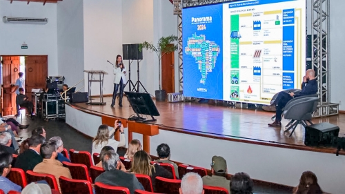 TCE-MS participa do II Encontro de Secretarias Municipais de Meio Ambiente e reforça compromisso com a gestão de resíduo Durante sua participação, a servidora do TCE-MS, Thainá Nogueira, apresentou dados importantes sobre a destinação correta dos resíduos sólidos em Mato Grosso do Sul. Ela destacou que, atualmente, mais de 90% dos municípios destinam seus resíduos de forma adequada, em aterros sanitários com isolamento ambiental, um avanço significativo em relação ao passado, quando lixões eram comuns e causavam sérios impactos ambientais.