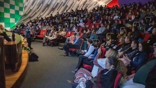 TCE-MS orienta gestores públicos sobre eficiência orçamentária na assistência social “Quero primeiramente felicitar a todos os participantes e trazer as felicitações do nosso presidente da Corte de Contas, conselheiro Flávio Kayatt, bem como dos demais conselheiros”, destacou.