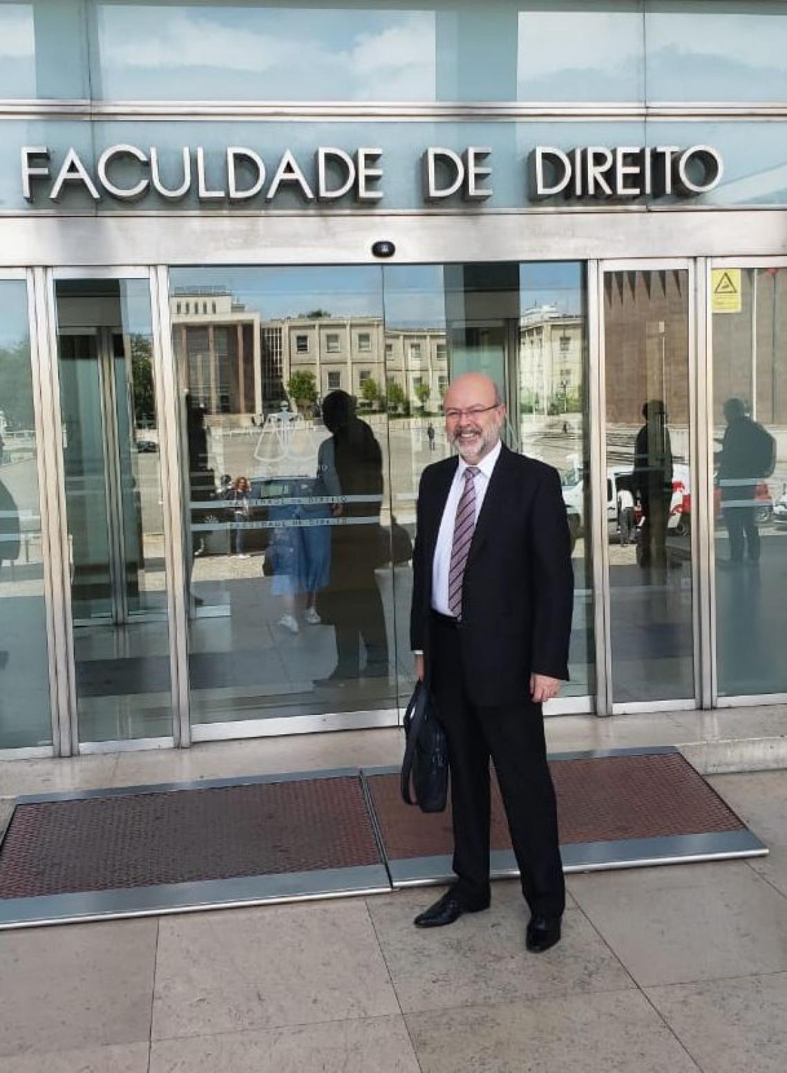 Conselheiro do TCE-MS Ronaldo Chadid na Universidade Clássica de Lisboa. - Foto por: Divulgação