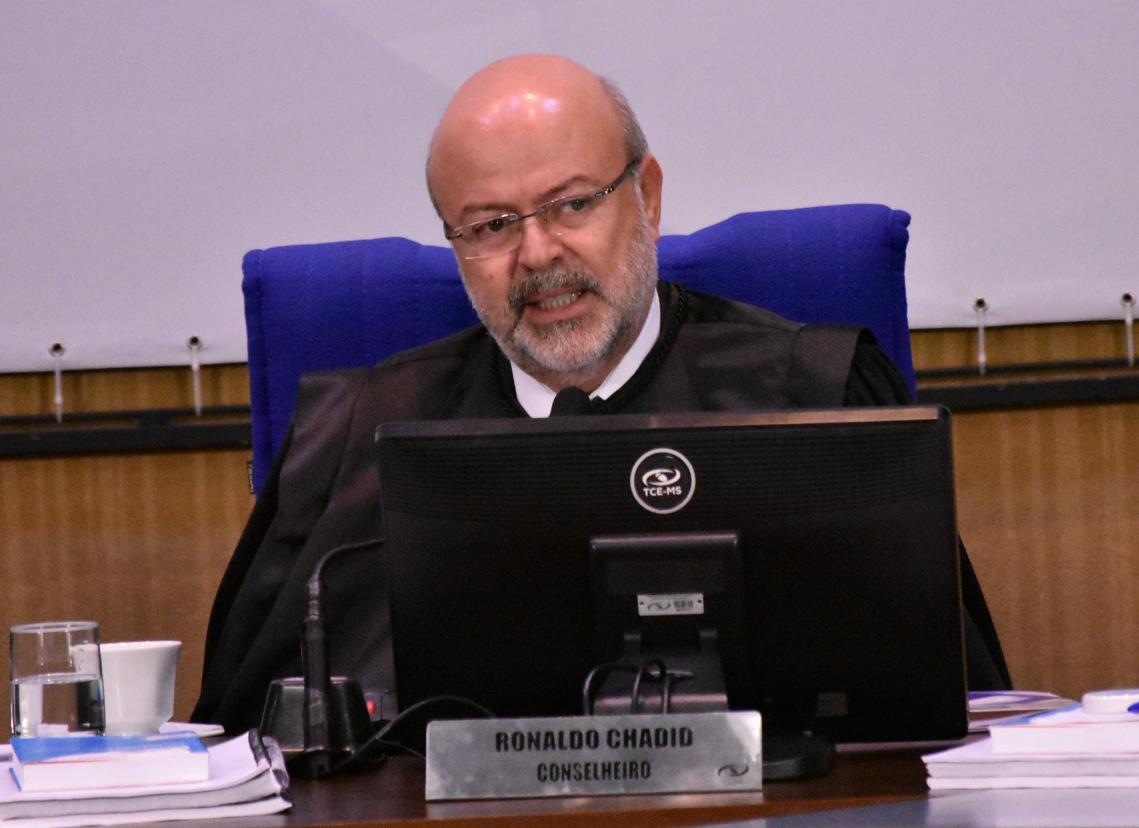 Conselheiro Ronaldo Chadid relatando a Consulta em sessão do Pleno. - Foto por: Mary Vasques