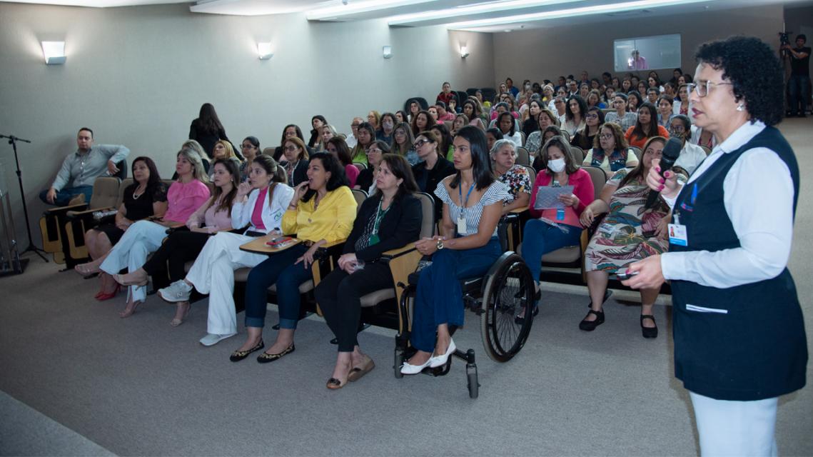 A enfermeira do Hospital do Amor, Magda Barbosa, palestrando às servidoras. - Foto por: Mary Vasques A enfermeira do Hospital do Amor, Magda Barbosa, palestrando às servidoras. - Foto por: Mary Vasques
