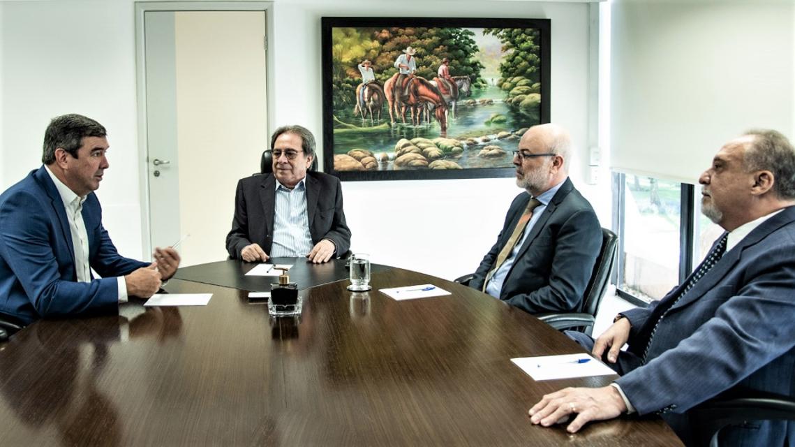 O governador eleito, Eduardo Riedel, em conversa com o presidente do TCE-MS, conselheiro Iran Coelho das Neves, o corregedor-geral, conselheiro Ronaldo Chadid e o procurador-geral do MPC, João Antônio de Oliveira Martins Júnior. - Foto por: Mary Vasques O governador eleito, Eduardo Riedel, em conversa com o presidente do TCE-MS, conselheiro Iran Coelho das Neves, o corregedor-geral, conselheiro Ronaldo Chadid e o procurador-geral do MPC, João Antônio de Oliveira Martins Júnior. - Foto por: Mary Vasques