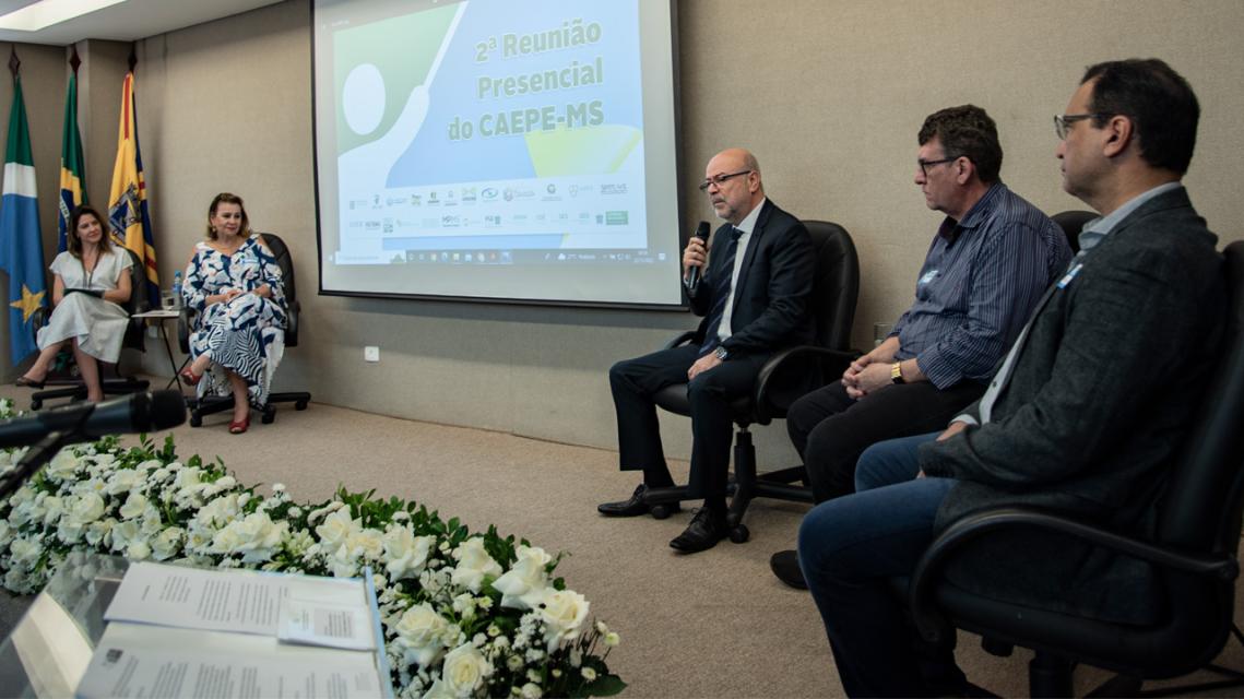 No microfone, o corregedor-geral do TCE-MS, Ronaldo Chadid. A Secretária de Estado de Educação, Maria Cecília Amêndola da Motta. A presidente do Articule, Alessandra Gotti; o pres. da Undime, Guerino Perius e o Superintendente SEGOV, Thaner Castro. - Foto por: Mary Vasques No microfone, o corregedor-geral do TCE-MS, Ronaldo Chadid. A Secretária de Estado de Educação, Maria Cecília Amêndola da Motta. A presidente do Articule, Alessandra Gotti; o pres. da Undime, Guerino Perius e o Superintendente SEGOV, Thaner Castro. - Foto por: Mary Vasques