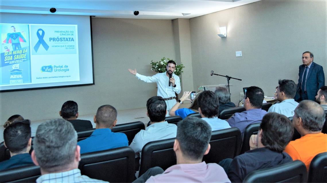 O médico urologista João Juveniz palestrando sobre o tema. - Foto por: Mary Vasques