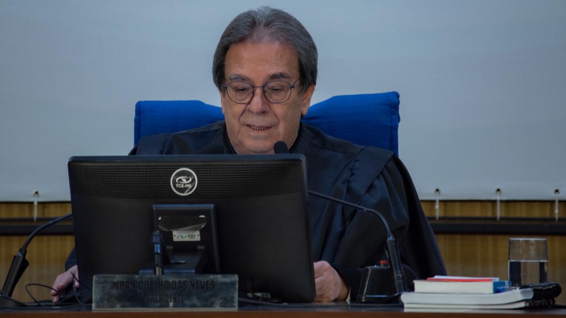 O presidente do TCE-MS, conselheiro Iran Coelho das Neves, presidindo a sessão ordinária do Pleno. - Foto por: Mary Vasques O presidente do TCE-MS, conselheiro Iran Coelho das Neves, presidindo a sessão ordinária do Pleno. - Foto por: Mary Vasques