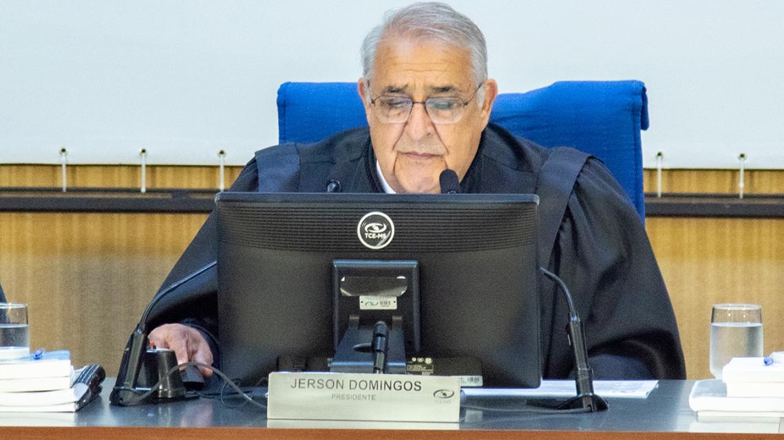 O conselheiro Jerson Domingos presidindo a sessão do Tribunal Pleno. - Foto por: Mary Vasques O conselheiro Jerson Domingos presidindo a sessão do Tribunal Pleno. - Foto por: Mary Vasques