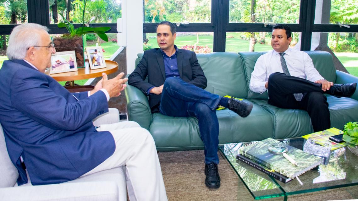 Diretores da Fertel com conselheiro Jerson Domingos - Foto por: Diretores da Fertel com conselheiro Jerson Domingos - Foto por: