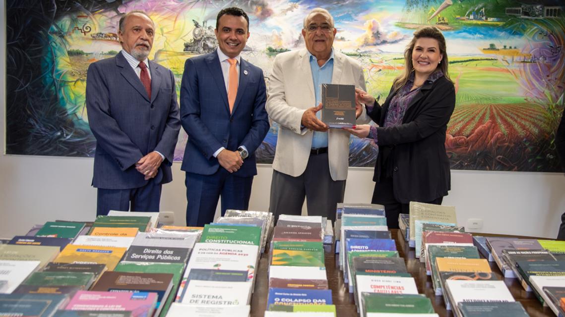 Presidente Jerson Domingos recebe doação de livros - Foto por: Alison Gonçalves Presidente Jerson Domingos recebe doação de livros - Foto por: Alison Gonçalves