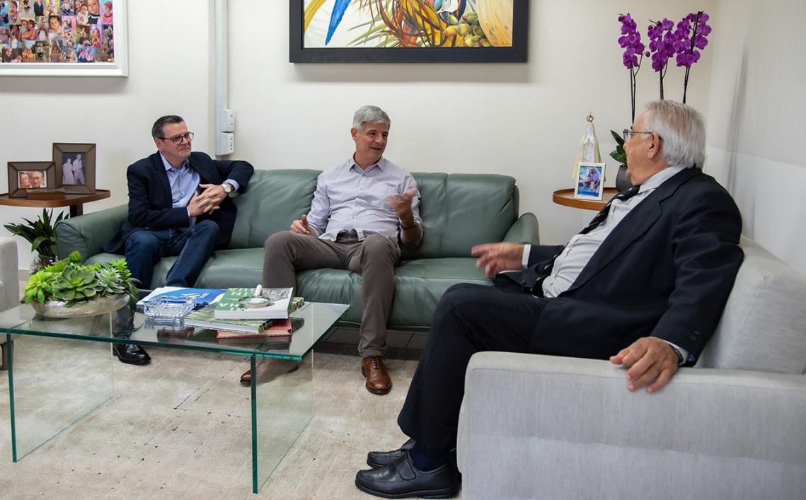 Conselheiro Jerson recebe presidente da Sanesul - Foto por: Aurélio Marques Conselheiro Jerson recebe presidente da Sanesul - Foto por: Aurélio Marques