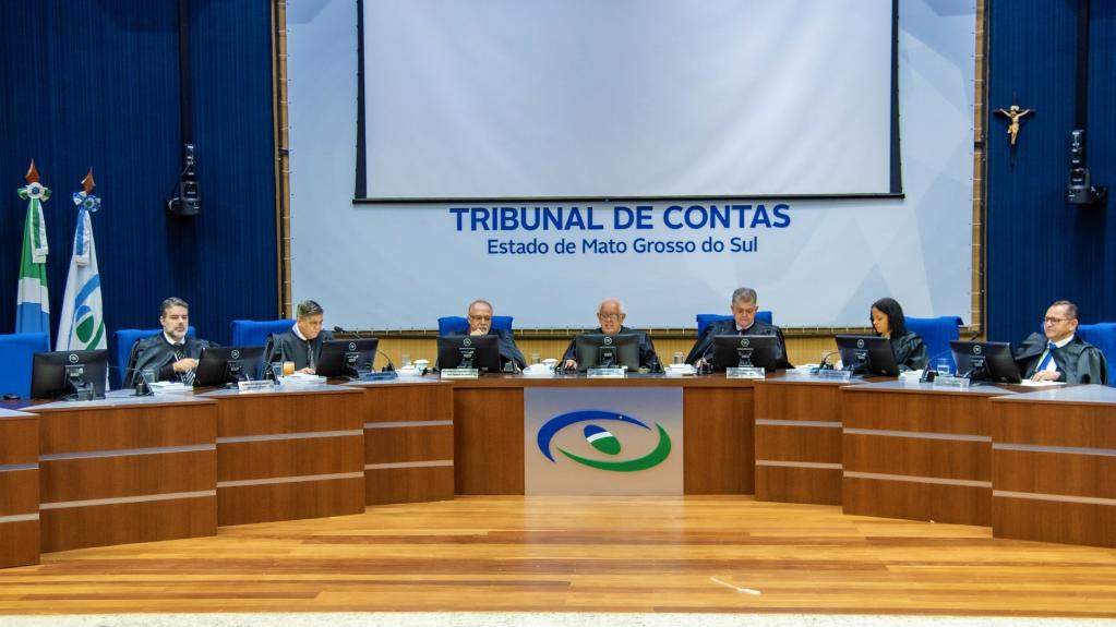 Conselheiros votam regulares e irregulares os processos na Sessão do Pleno 