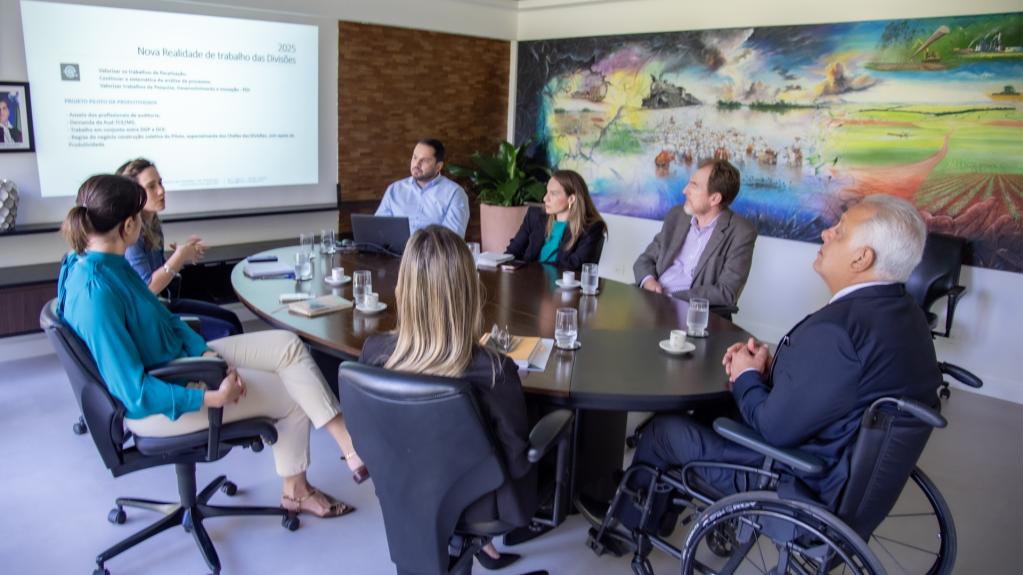 Equipe apresenta ao presidente Flávio Kayatt o piloto do programa de produtividade do TCE-MS