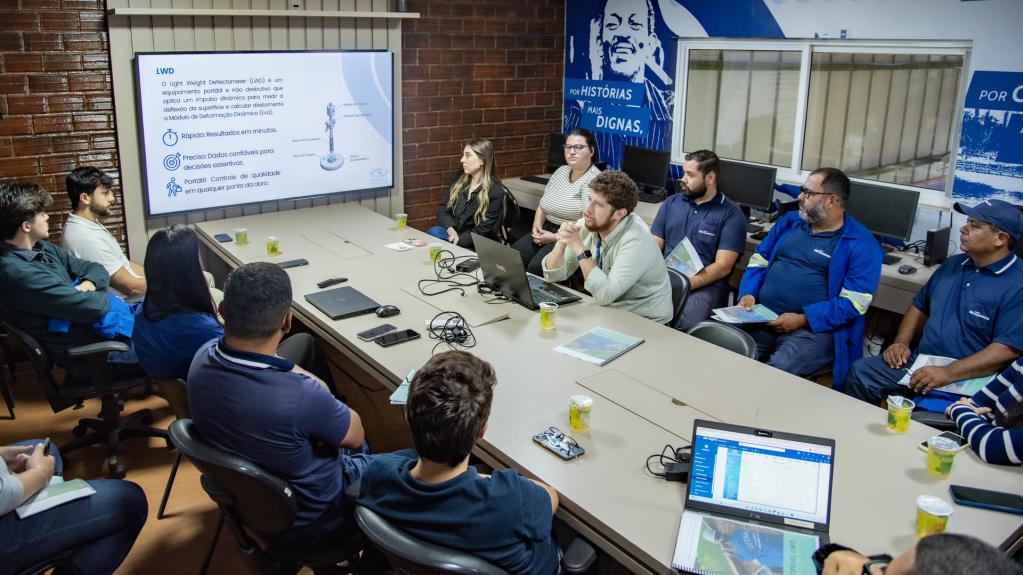 TCE-MS entrega manual de operação do equipamento ZFG 3000 à Águas Guariroba