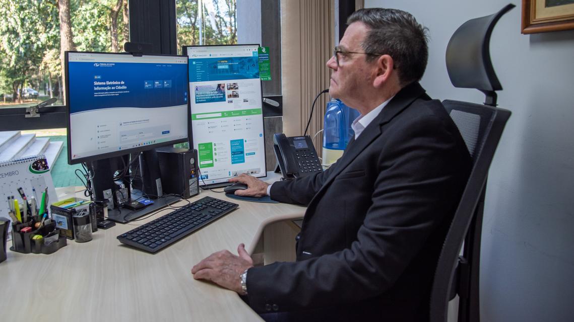O coordenador da Secretaria Executiva da Ouvidoria, Álvaro Scriptore Filho, acessando a nova página do e-SIC - Foto por: Aurélio Marques O coordenador da Secretaria Executiva da Ouvidoria, Álvaro Scriptore Filho, acessando a nova página do e-SIC - Foto por: Aurélio Marques